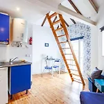 Alfama I, Eco-Penthouse With View & French Balcony